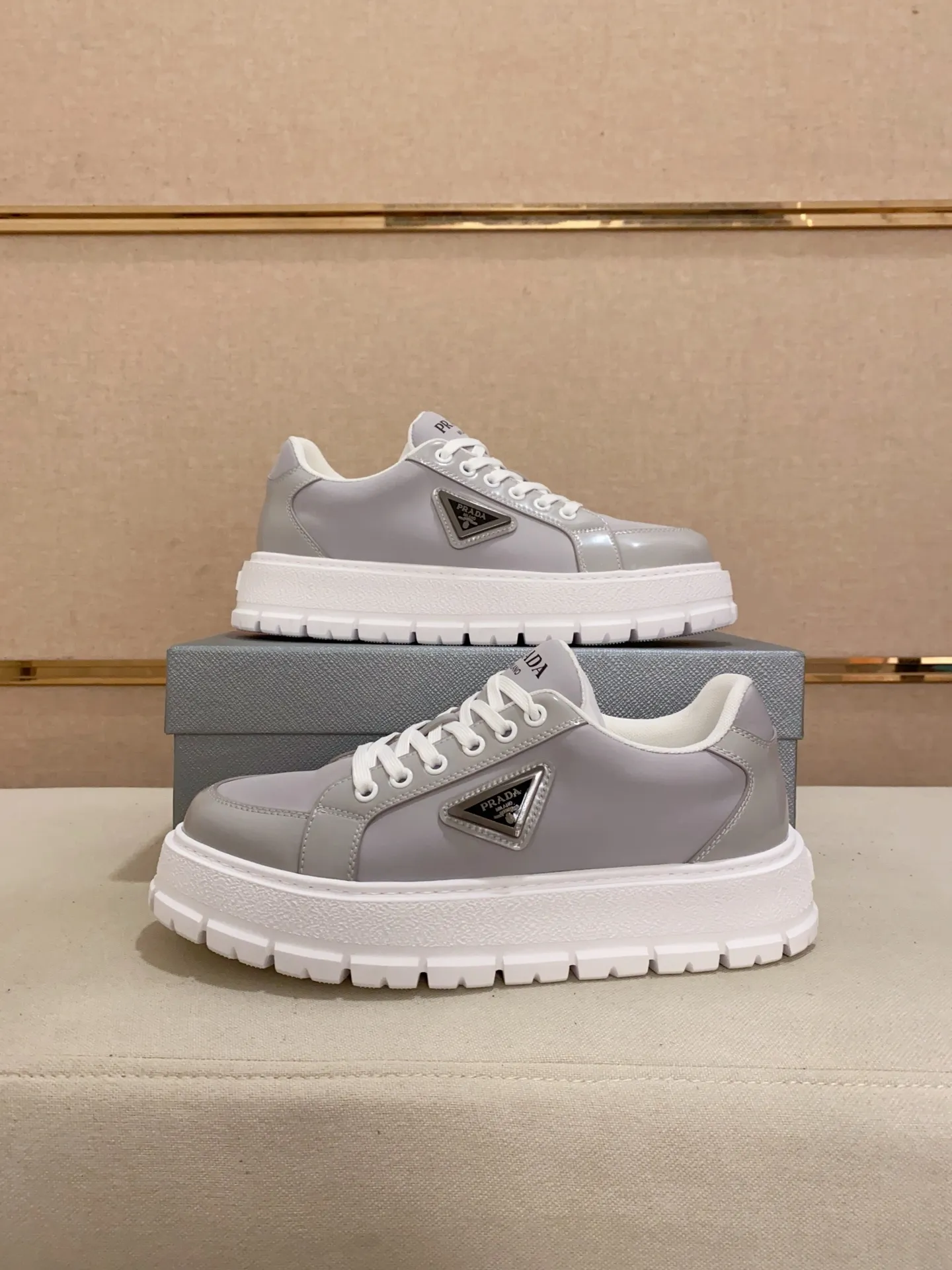 Men's shoes 💰 580💰 ✔️✔️✔️Higher version High-quality new PRADA (Prada) counters are launched simultaneously. The new men's shoes and 😘 fabrics are made of high-tech glue-spraying technology. Lining: Full cowhide lining. 👍🏿 High-end ☄️ Air-cushion molded anti-slip foam outsole, exquisite lines, simple and elegant, comfortable and high-end for leisure travel. Code number: 38 to 44 (45 can be customized and cannot be returned or exchanged)